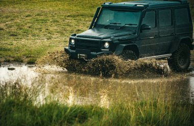 Güzel doğa. Dağ yolundaki off-road arabası. Kirli arazi aracı yarışı. Dağ yolunda off-road yolculuğu. Offroad 4x4 kavramı