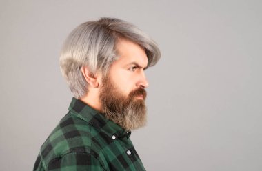 Sakallı adam. Berber dükkanı prosedürleri. Yan görünüm portresi