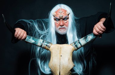 Boynuzlu Şeytan evinde - Eski ler tarzı. Siyah arka plan üzerine Druid. Büyüde gücüm var. Yanan şeytani iblis şeytan güçlerini çağırır ve cehennemi açar. Başında kanlı boynuzları olan şeytan