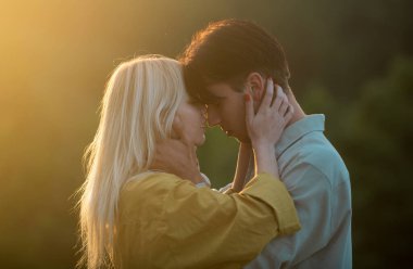 Şehvetli aşıklar gün batımında sarılıp öpüşüyorlar. Genç aşık bir çift birlikte zaman geçirir. Erkeğin kucaklaması ve şehvetli bir kadını öpmesi