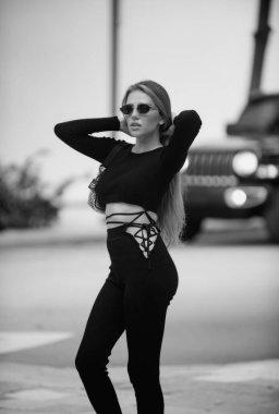Moda mankeni. Moda kıyafetleri içinde güzel bir kız. Sokakta seksi bir manken. Açık havada siyah elbiseli bir manken. Güzel kadın açık hava portresi