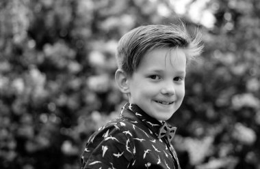 Gülümseyen çocuk portresi renkli bir sakura çiçekli mutlu çocuk. İlkbahar