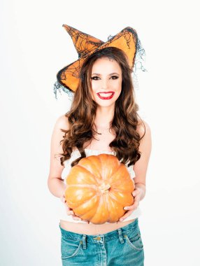 Parlak makyaj ile Happy Halloween Witch - beyaz arka plan üzerinde izole. Hazırlık Cadılar Bayramı tatili. Cadılar Bayramı partisi. Jack o fener ile cadı Cadılar Bayramı kostümü kadın