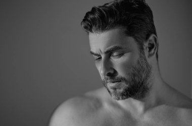 Kozmetik, vücut bakımı ve spa tedavisi. Beyaz arka planda izole edilmiş erkeksi, çekici, üstsüz bir adam portresi. Çekici adamın yakın plan portresi. Sağlık, sağlık ve hijyen.