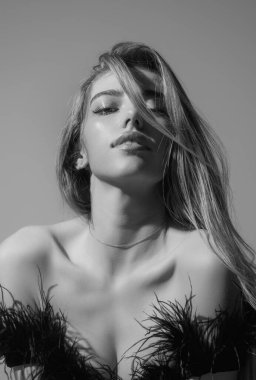 Moda elbisesi içinde baştan çıkarıcı bir kadın. Vogue tarzı. Seksi vücuduyla poz veren şehvetli genç bir kadın. Güzel seksi model. Güzel surat. Şehvetli kız, seksi model portresi. Doğal güzellik.