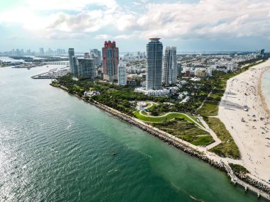Miami 'ye git. Miami Sahili 'nin silueti tepeden. Miami sahil şeridi. Miami Beach Florida 'daki lüks dairelerin panoramik manzarası. Surfside Sahilinin Hava Görüntüsü