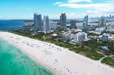 Miami Sahili 'nin silueti tepeden. Miami 'de yaz. Miami sahil şeridi. Miami Beach Florida 'daki lüks dairelerin panoramik manzarası. Hava Görünümü