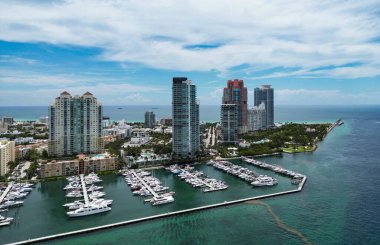 Florida, ABD 'den Miami Beach sahnesi. Miami sahili. Miami Plajı ve şehir manzarasının havadan görüntüsü. Miami sahilinin kıyı şeridi, hava manzaralı. Ünlü Amerikan simgeleri