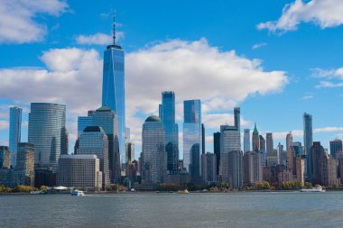 Amerika Birleşik Devletleri 'nin New York şehrinin ufuk çizgisi. İkonik binalarla mavi gökyüzü günü. New York City Manhattan Şehir Merkezi Skyline, Jersey City, ABD