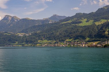 İsviçre Alplerinde kırsal alan. Lucerne Gölü, İsviçre. Lucerne Gölü manzarası. Kırsal alan. İsviçre 'nin Lucerne Gölü' nde İsviçre Alpleri ile çevrili bir tatil köyü.