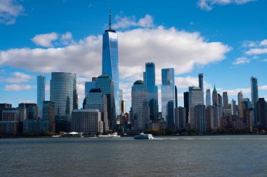 New York, New York. Kentsel Gökdelenler ABD ile New York City Skyline. New York City, ABD 'deki Lower Manhattan ve One World Trade Center Manhattan' daki Weehawken New Jersey Panoramik Manzarası 'ndan görülmektedir.