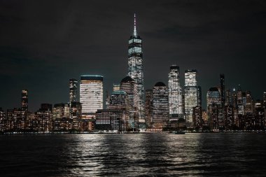 The NYC City, ABD 'de bir gece. İkonik binalarla dolu bir gece. New York City Manhattan Şehir Merkezi Skyline, Jersey City, ABD.