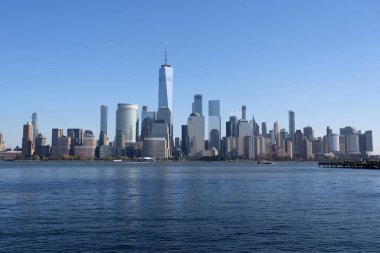 Manhattan güzel silueti, New York, Birleşik Devletler. Manhattan 'ın ortasındaki New York şehrinin gökyüzü manzarası. ABD NYC 'de. Amerikan büyük şehri. Aşağı Manhattan silueti