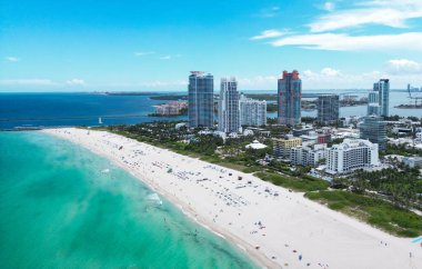 Miami Beach, South Beach, Florida, ABD. Miami Beach, Florida 'nın insansız hava aracı görüntüsü. Florida 'da lüks daireleri ve su yolu olan Miami Plajı.