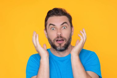 Şaşırmış, heyecanlı, korkmuş bir adamın portresi. Yakışıklı, orta yaşlı, endişeli, korkmuş bir adam. Korkan adam. Yakışıklı adam korkuyor. İnsani duygular, yüz ifadesi kavramı