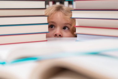 Bilgi toplama günü. Bir kitapçıda ya da okul kütüphanesinde kitap okuyan çocuklar