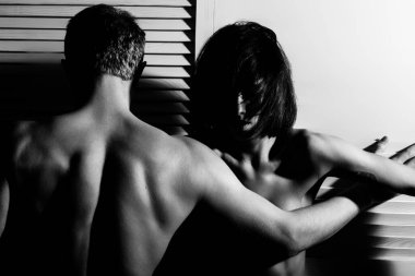 Hassas bir tutkuyla seksi bir çift. Şehvetli kadın ve seksi erkek. Güzel bir çift tutkuyla kucaklıyor. Seksi bir çift. Hoş bir adam ve kadın. Şehvetli çiftlerin şehvetli çıplak vücudu. Sevgi dolu kucaklama. Seksi modeller.