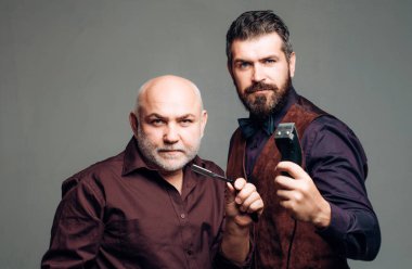 Sakallı ve son sınıf öğrencisi, sakallı adamlar. Berber dükkanı konsepti. Bıyıklı adamlar