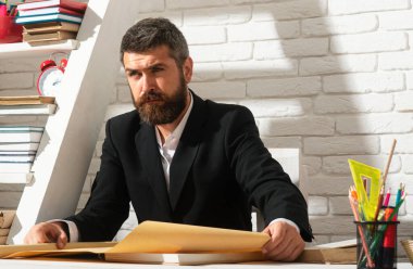 Okulda ciddi bir öğretmenin portresi. Özel öğretmen, profesör, danışman. Okuma, öğrenme, eğitim konsepti