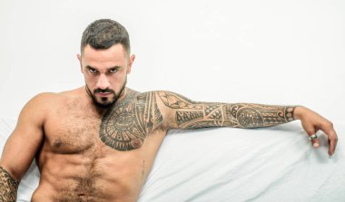 Acımasız adam, yakışıklı, ciddi erkek model.