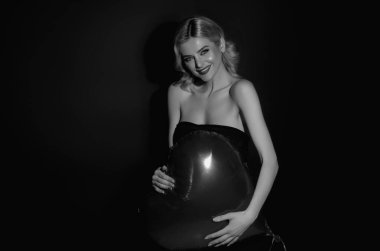 Aşk ve sevgililer günü sembolü. Sevgililer Günü için sevgililer günü kartı. Sevgililer Günü. Mutlu Sevgililer. Sevgililer günü, aşk kalbi. Sevimli sevgililer günü kızının portresi. Kadın kutluyor