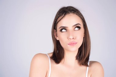 Düşünceli kadın stüdyo arka planında izole edilmiş düşünüyor. Düşünceli kadın problem çözümü planlıyor, düşüncelerde kayboluyor. Fikri düşün. Kızların kafası karışır. Şüpheyle kararsız, düşünceli. Düşünceli kavram