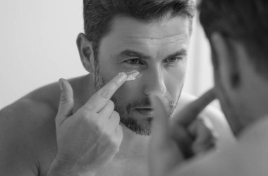 Erkekler için kozmetik kremi. Spa erkek modeli, cilt bakımı için cilt bakımı. Yaşlanma karşıtı cilt için sabah maskesi. Cilt bakımı. Erkek yüz kremi. Mükemmel yumuşak ciltli bir adam. Güzellik ürünleri.