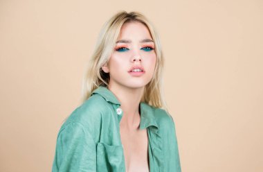 Güzel, seksi kız. Şehvetli sarışın kadın model portresi. Genç, güzel bir kadın yüzü. Seksi görünüş.