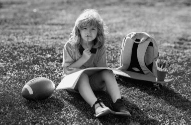 Açık hava çocuğu sanat eseri ödevi çiziyor. Çocuk sanatçısı, çocuk işçiliği. Okul çocukları yaz parkında resim çiziyor, resim yapıyor. Küçük ressam açık havada resimler çizer.