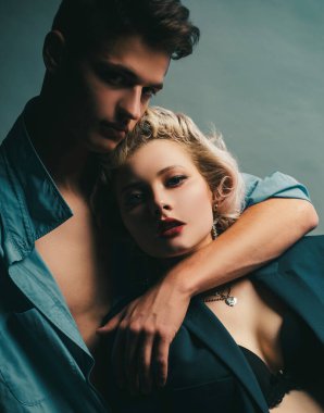 Yakışıklı adam sarı saçlı güzel kıza sarılıyor. Seni seviyorum. Tutkulu seks. Karı koca kucaklaşmaktan zevk alır. Kaslı adam. Aile fotoğrafı için poz ver