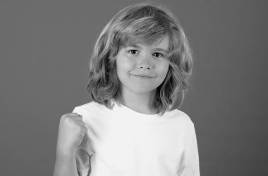 Stüdyonun arka planında izole edilmiş neşeli çocuk hareketlerini sergiliyor. Çocuk yumrukları