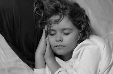 İyi uykular. Tatlı çocuk yatakta uyuyor. Uyuyan çocuk