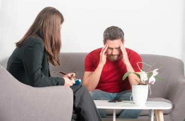 Psikoloji, zihinsel terapi, psikolojik danışmanlık üzerine psikoterapi seansında üzgün bir adamla psikolog.