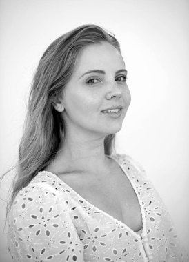 Güzel yüzlü kadın, portre. Genç bir kadının doğal portresi.