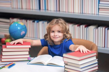 Akıllı öğrenci. Okul kütüphanesinde okuyan bir öğrenci. Kütüphanede kitap okuyan çocuk kitaplığı arkaplanı