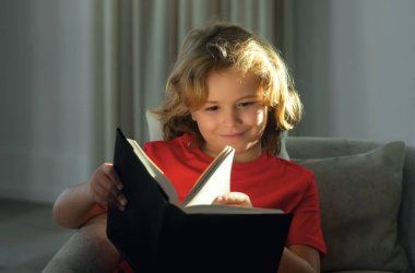 Kitap okuma çocuk konsepti. Çocuk evde kitap okuyor.