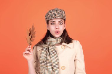 Stüdyo, sonbahar yapraklı mutlu genç bir kadının portresini izole etti. Sarı akçaağaç yaprağı olan çekici beyaz kadın. Fransız beresi takan çekici bir kadının sonbahar portresi.