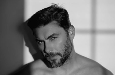 Erkek kozmetik, stüdyo arka planında cilt bakımı. Erkekler kozmetik ve sağlık. Güzellik ve cilt bakımı. Sağlık, sağlık ve sabah hijyeni. Traş, saç şekillendirme.