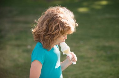 Dondurma yiyen küçük bir çocuğun portresi. Çocuk kavramı yakın planda. Kafa vuruşu çocuk portresi