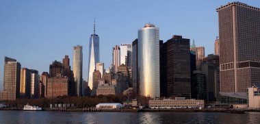New York, Birleşik Devletler. Manhattan 'ın ortasındaki New York şehrinin gökyüzü manzarası. ABD, New York, New York, Manhattan. Amerikan büyük şehri. Aşağı Manhattan silueti