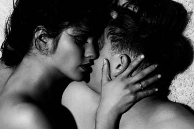 Güzel, şehvetli bir çift. Şefkat ve şehvetli bir çift. Tutku ve samimiyetin tadını çıkaran genç ve güzel bir çift. Aşıklar arzu hisseder. Seksi mankenler. Aşık, duygusal ve romantik bir çift.