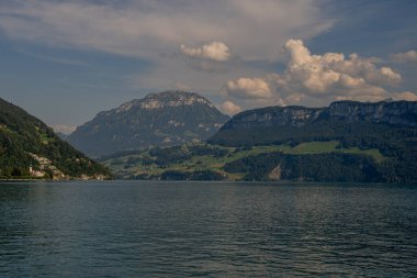 Alp dağları ve İsviçre 'deki gibi. İsviçre 'de Alpler doğası. İsviçre Alpleri. Alplerdeki cennet gibi dağ manzarasının panoramik görüntüsü. İsviçre göllerinin doğası. İsviçre manzarası