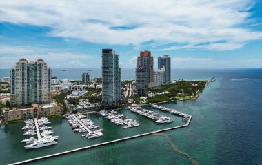 Miami plajı, okyanus gezisi yaz şehri. Miami Beach, South Beach, Florida, ABD. Kıyı şeridi, hava manzarası. Yüksek gökdelenlerin ve okyanusun havadan görünüşü, Miami Beach, Florida, ABD