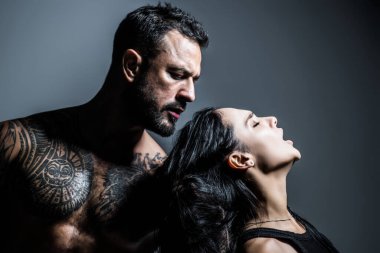 Aşık seksi bir çift. Şehvetli erkek, güzel kadını kucaklıyor. Şefkat ve şefkat. Hassas tutkuları olan seksi bir çift. Seksi bir erkekle güzel, şehvetli bir kadın. Romantik erkek ve kız. Hoş bir çift.