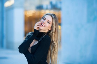 Güzel, gülümseyen kadın. Şehvetli bir kadın, moda mankeni, sokak ortasında poz veren günlük kıyafetler. Stil kızı yaz koleksiyonu