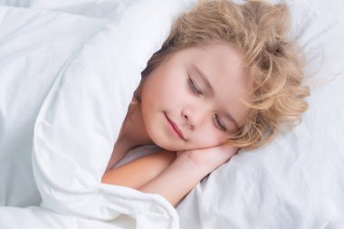 Sabah uykusu. Çocuk yatakta uyuyor, uyuyor. Tatlı çocuk uyuyor.