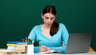 Öğrenci kız sınıfta ders çalışıyor. Öğrenci kız materyali anlamak için çok çalışıyor. Öğrenci ergen sınıfta öğreniyor. Öğrenci kız okulda.