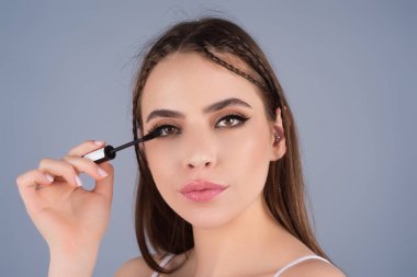 Mükemmel kirpikleri var. Doğal güzellik kirpikleri. Kirpikleri boyama ve kaplama. Kirpiklerini tarayan bir kadın. Makyaj ve kozmetik konsepti. Kirpik şekilli modelleme