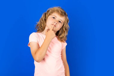 Stüdyoda izole edilmiş arka planı düşünen sevimli bir çocuk. Düşün ve düşün. Düşünceli çocuk stüdyo resmi. Şüpheci ve endişeli çocukların ifadesi