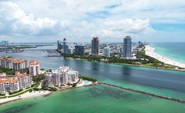South Pointe Parkı 'nın havadan görünüşü. Miami Plajı. Florida mı? ABD. Miami sahilinde yaz tatili. Miami şehrinin havadan panoramik manzarası, binalar, marina, yatlar ve lüks daireler.